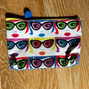 Small bag to store makeup or small products.